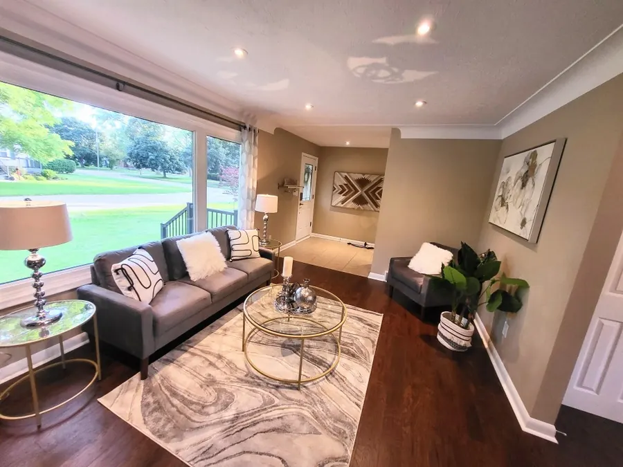 Professionally staged interior by Karol's Decor, portfolio image 24